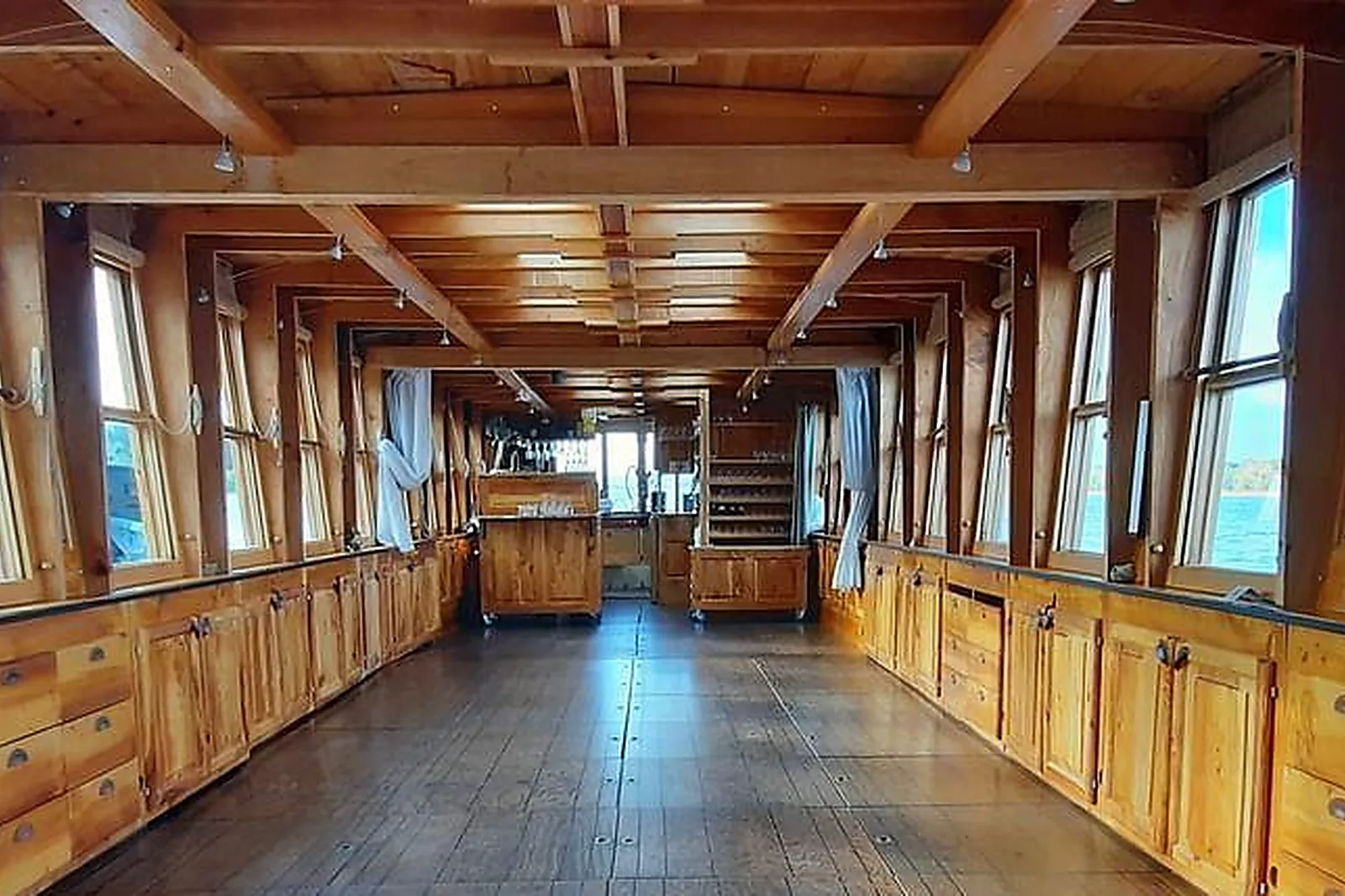 Lieux événementiels, BATEAU AMARANTE