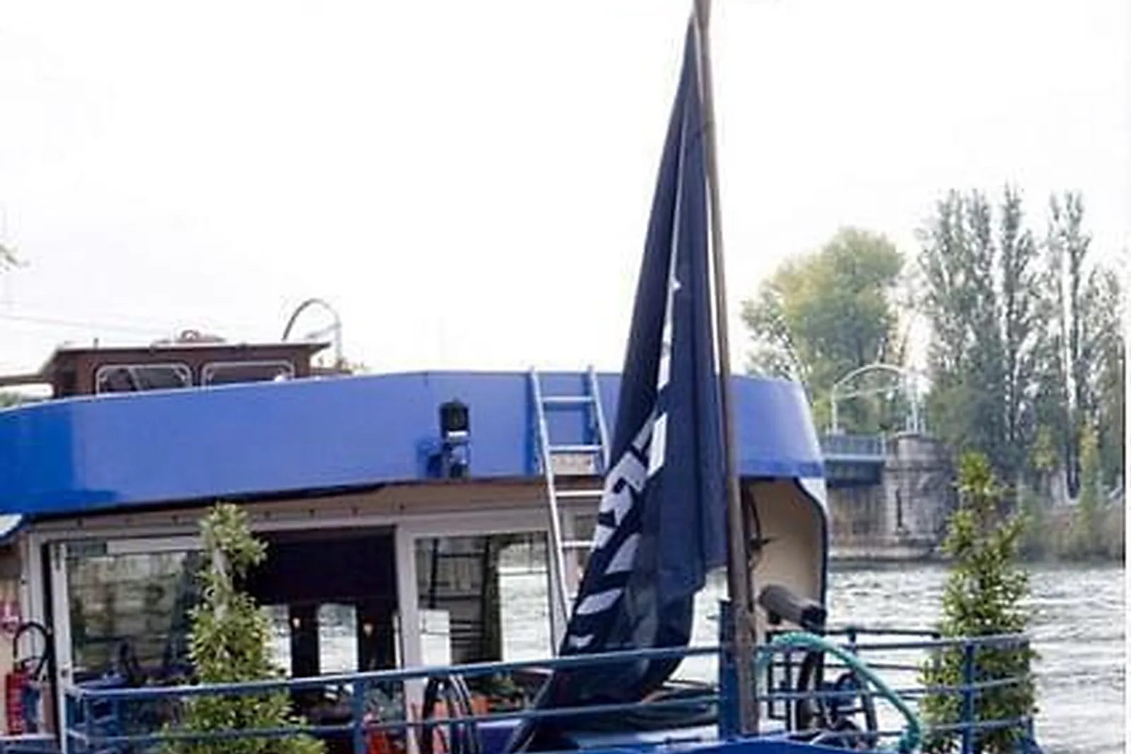 Lieux événementiels, BATEAU LE COCHE D'EAU À QUAI À BOULOGNE