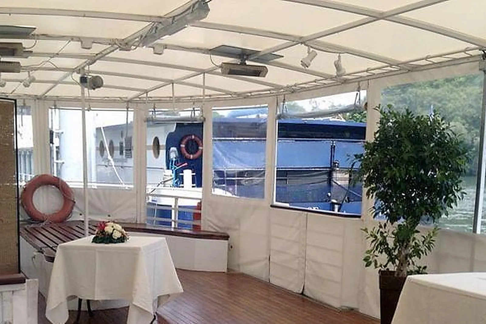 Lieux événementiels, BATEAU LE COCHE D'EAU À QUAI À BOULOGNE