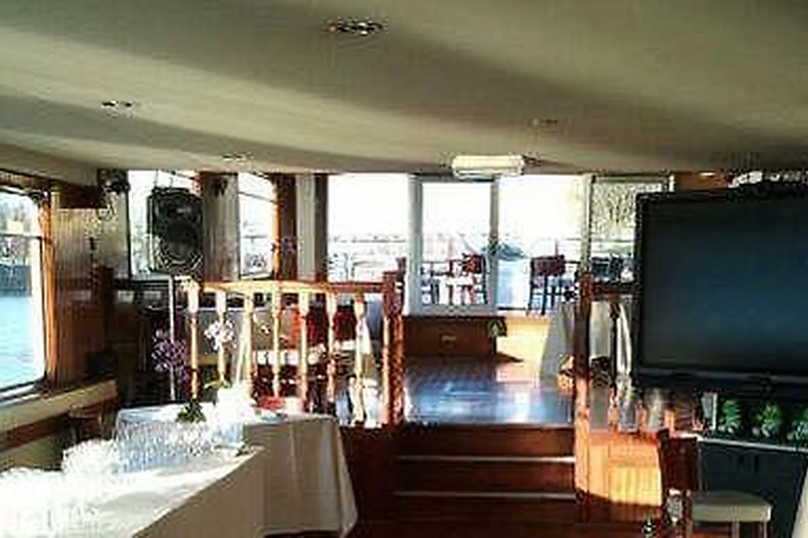 Lieux événementiels, BATEAU LE COCHE D'EAU À QUAI À BOULOGNE