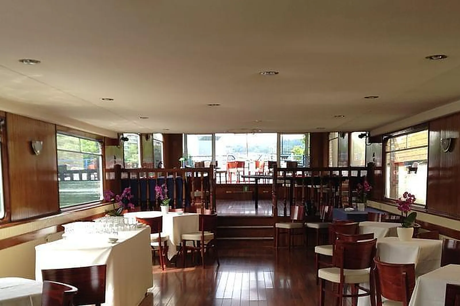 Lieux événementiels, BATEAU LE COCHE D'EAU À QUAI À BOULOGNE