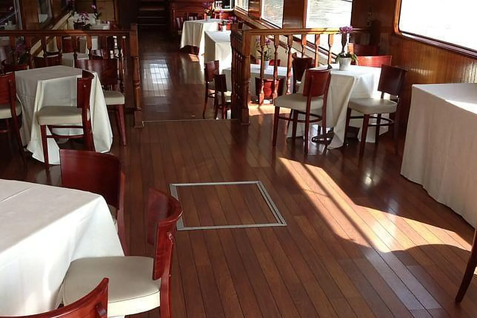 Lieux événementiels, BATEAU LE COCHE D'EAU À QUAI À BOULOGNE