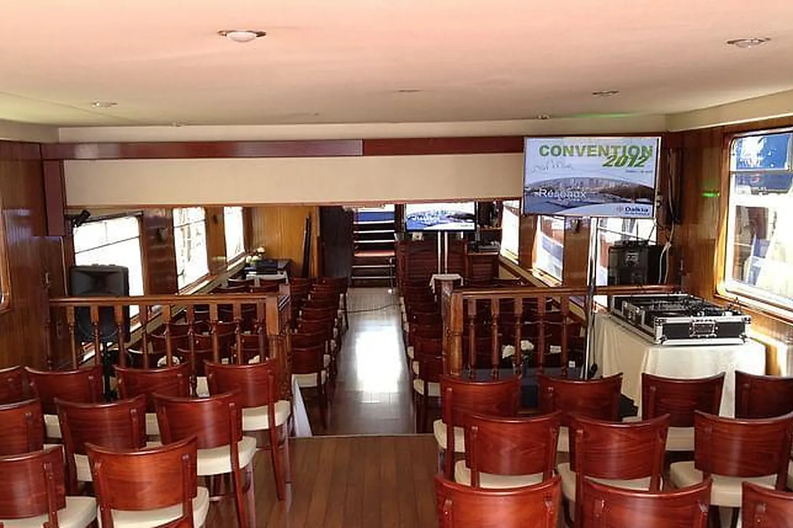 Lieux événementiels, BATEAU LE COCHE D'EAU À QUAI À BOULOGNE