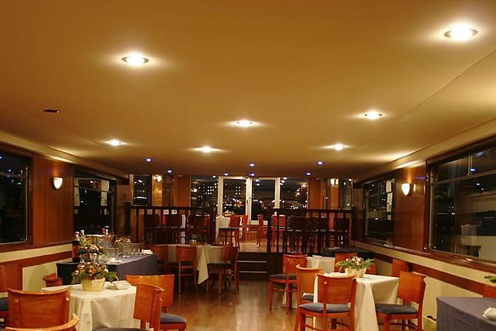 Lieux événementiels, BATEAU LE COCHE D'EAU À QUAI À BOULOGNE