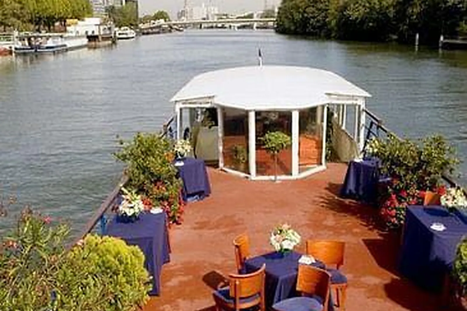 Lieux événementiels, BATEAU LE COCHE D'EAU À QUAI À BOULOGNE