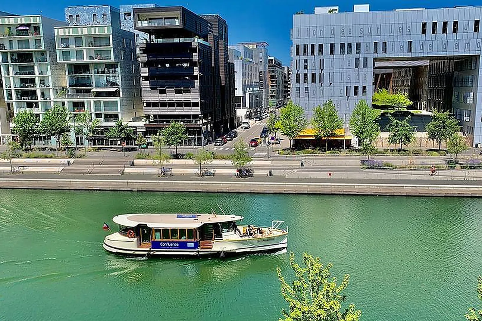 Lieux événementiels, BATEAU LE VAPORETTO
