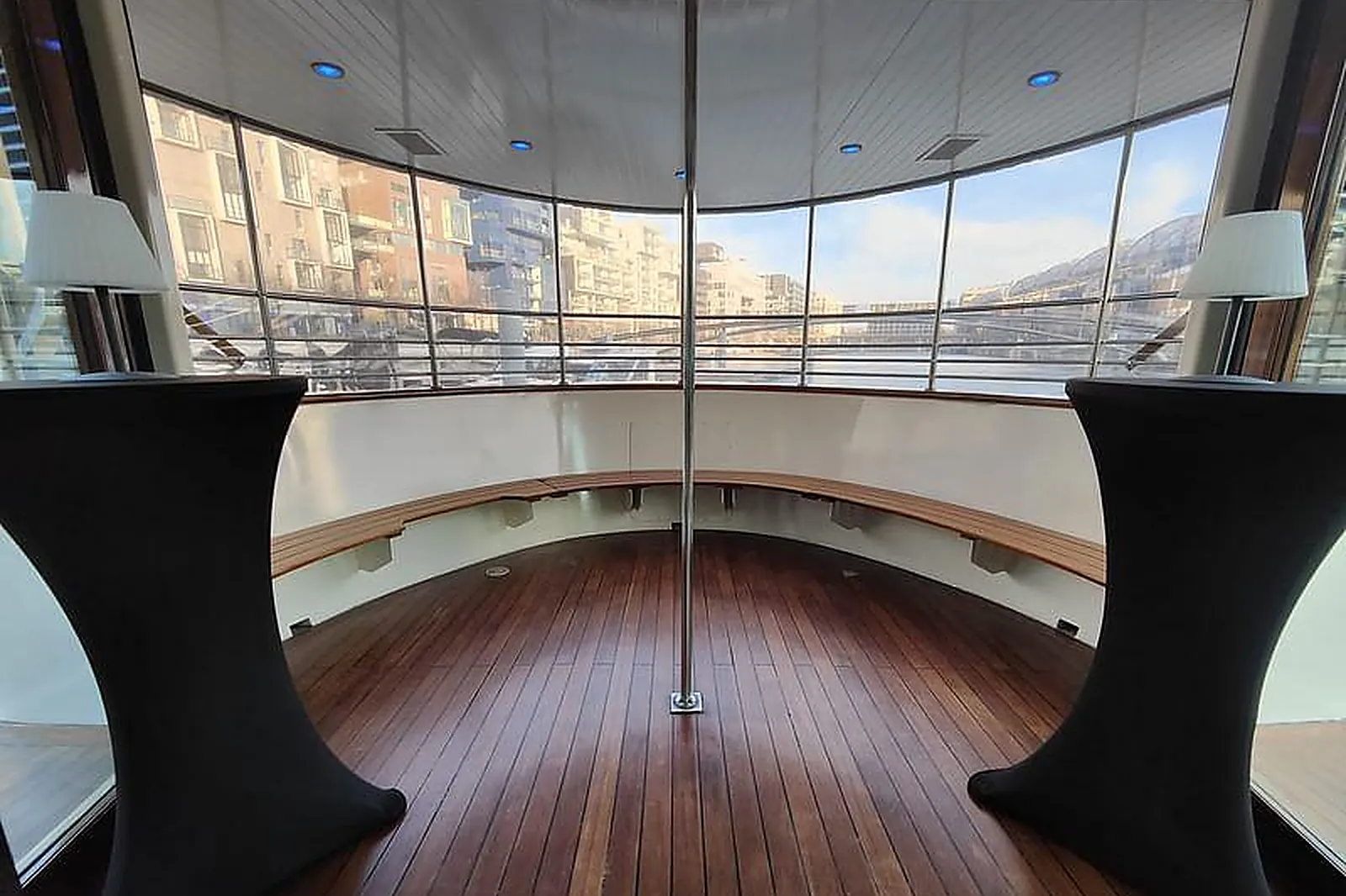 Lieux événementiels, BATEAU LE VAPORETTO