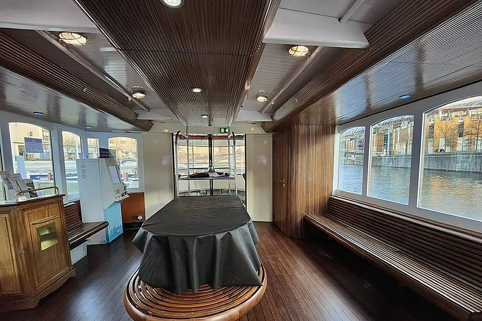 Lieux événementiels, BATEAU LE VAPORETTO