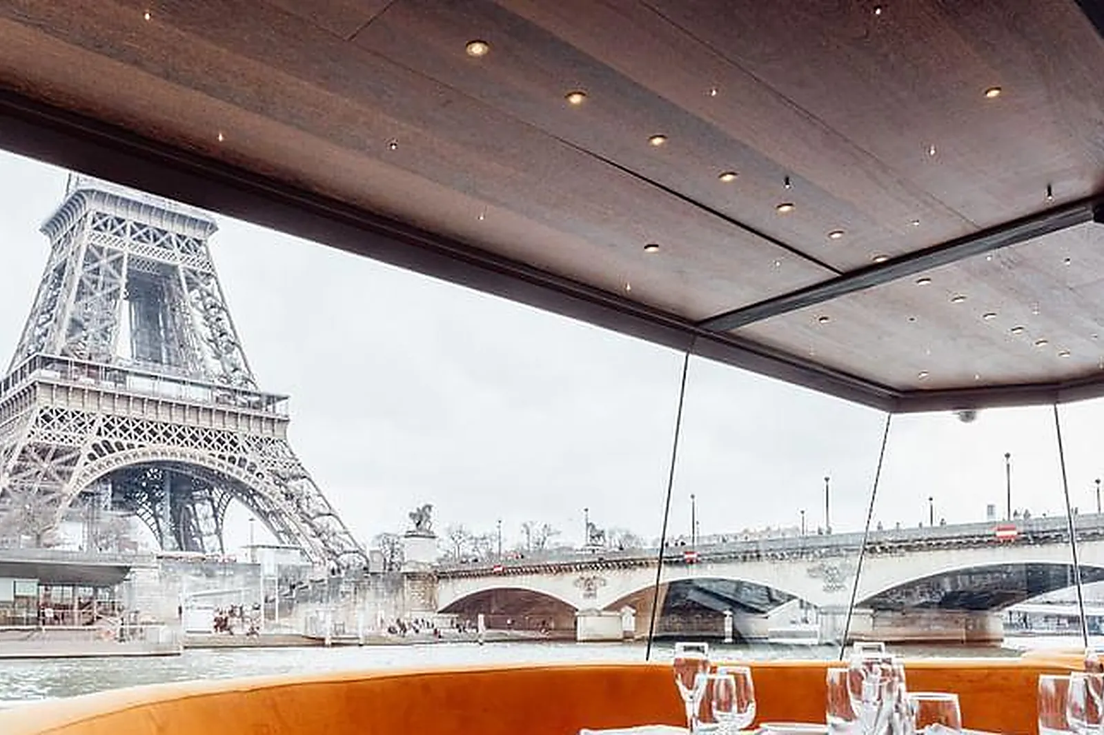 Lieux événementiels, BATEAUX-MOUCHES - LE ZOUAVE