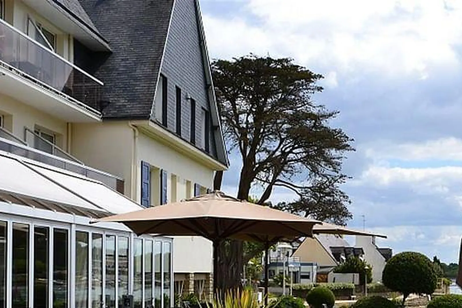 Lieux événementiels, BEST WESTERN HÔTEL LE ROOF ***