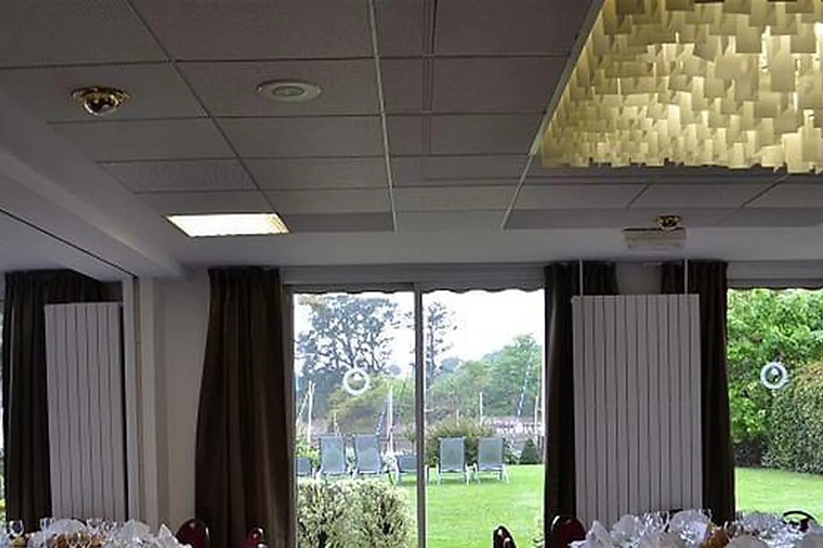 Lieux événementiels, BEST WESTERN HÔTEL LE ROOF ***