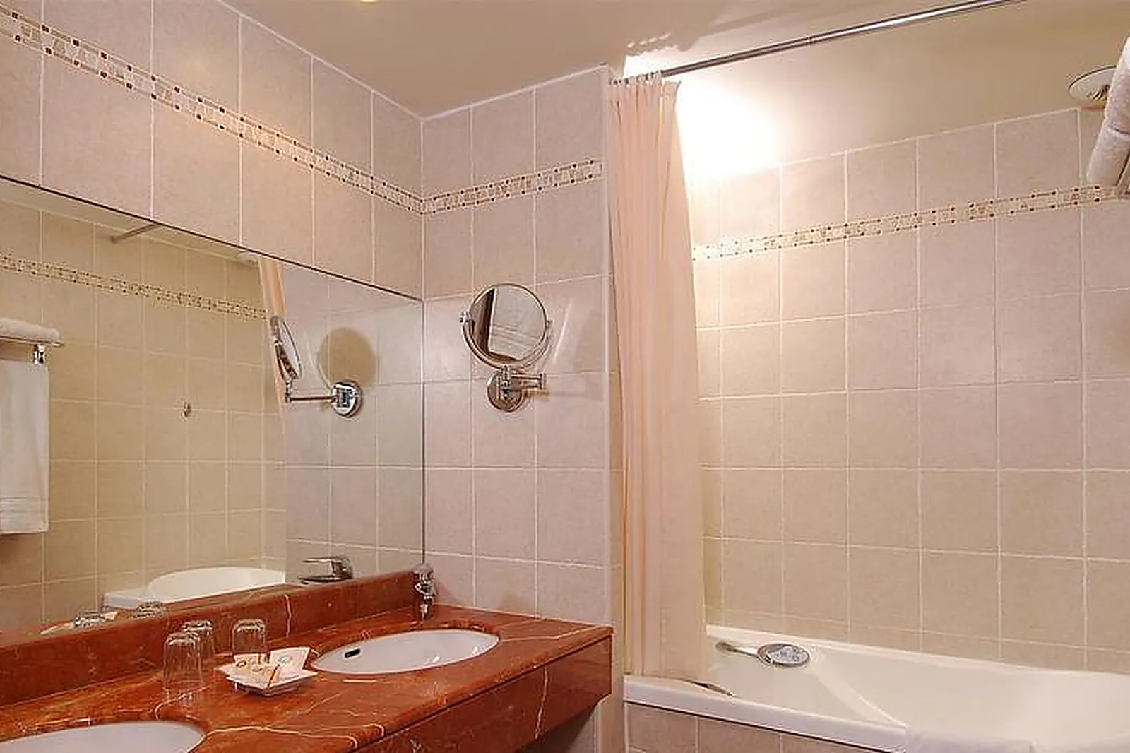 Lieux événementiels, BEST WESTERN L'ORANGERIE ***