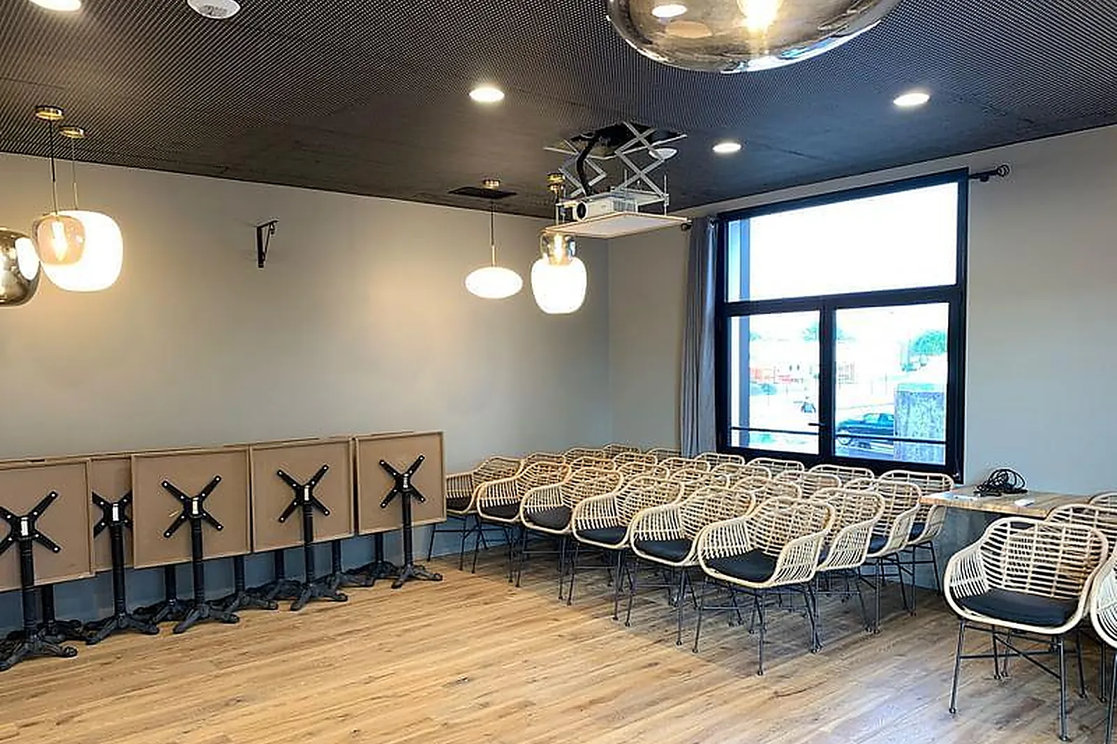 Lieux événementiels, BISTROT L'OLIVIER - SALLE DE RÉUNION