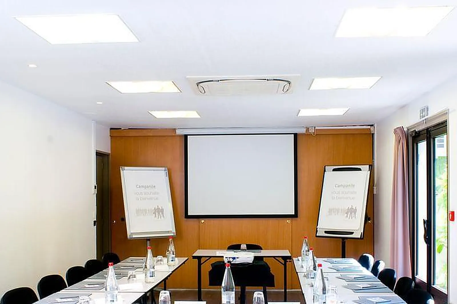 Lieux événementiels, CAMPANILE ANNECY SUD***