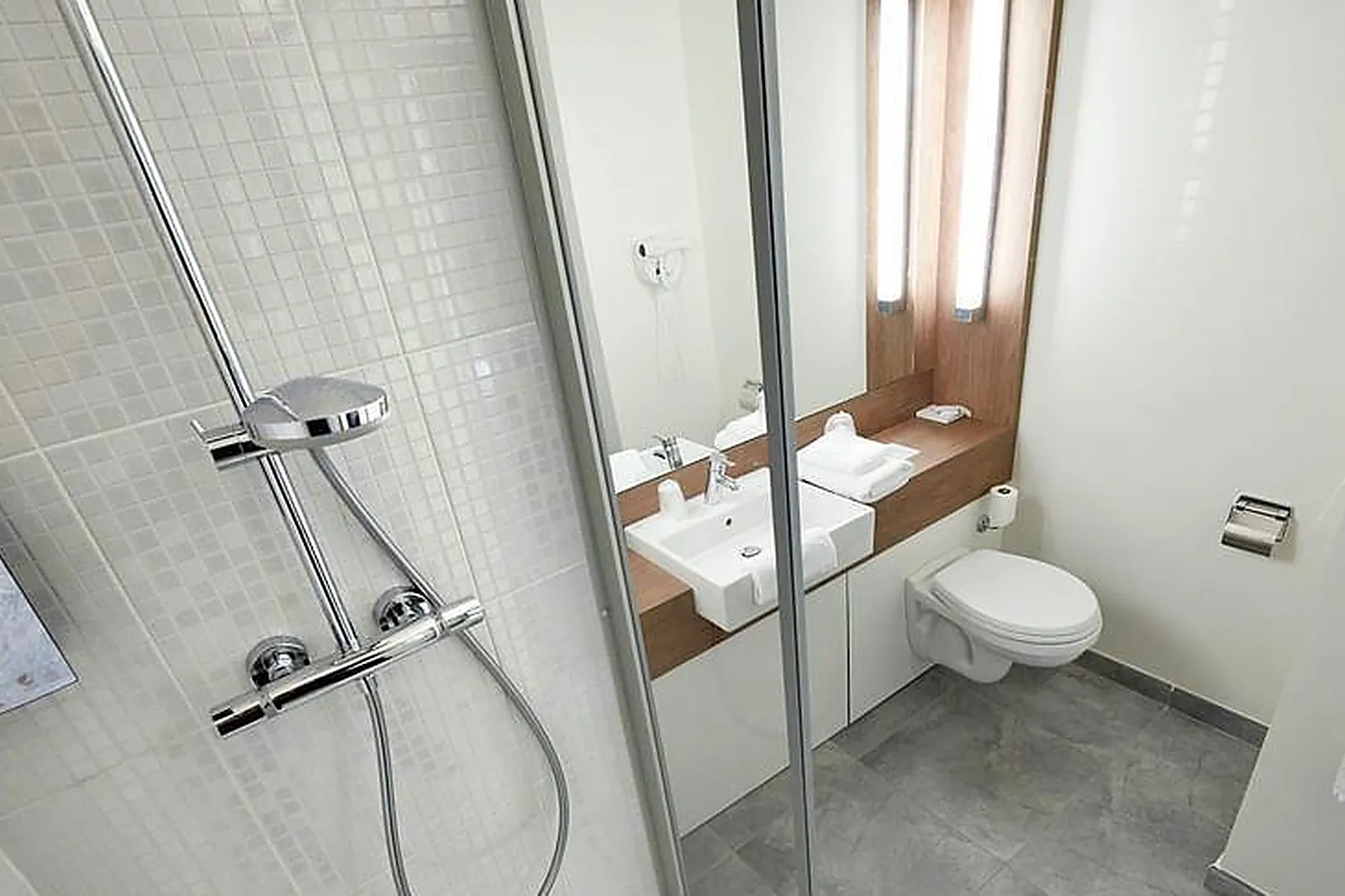 Lieux événementiels, CAMPANILE BAYONNE***