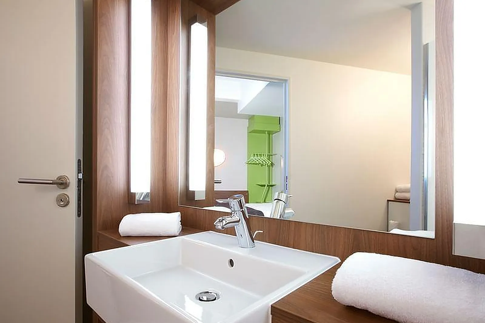 Lieux événementiels, CAMPANILE CHAVILLE ***