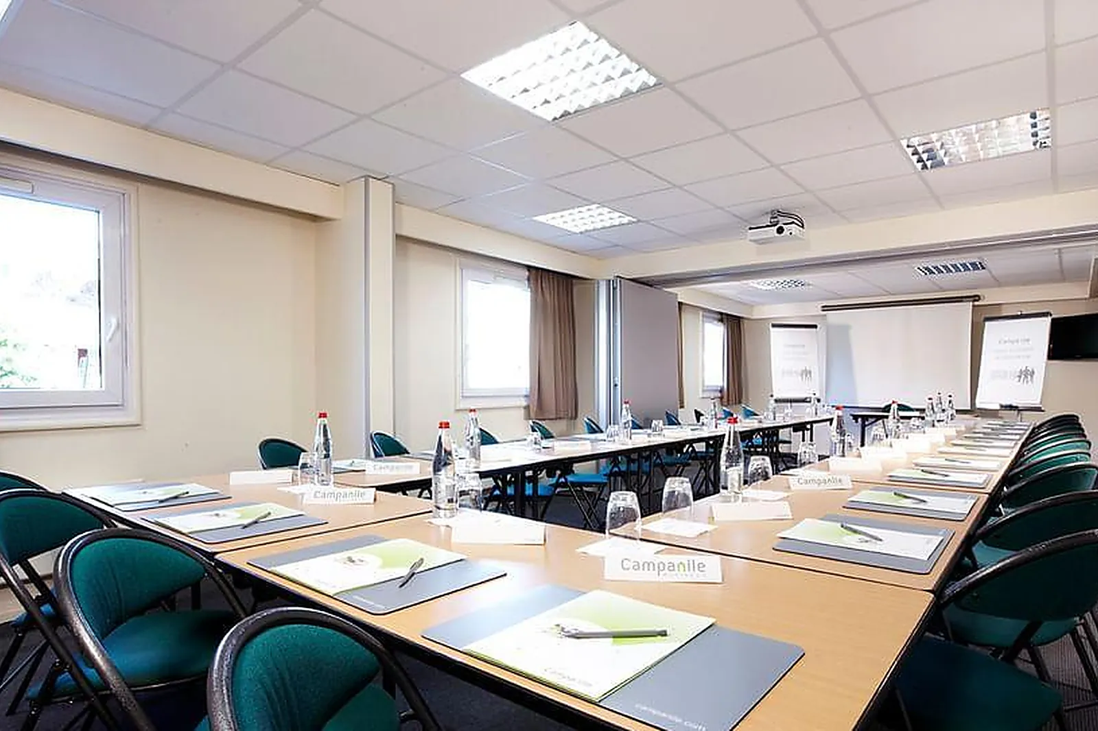 Lieux événementiels, CAMPANILE CHAVILLE ***