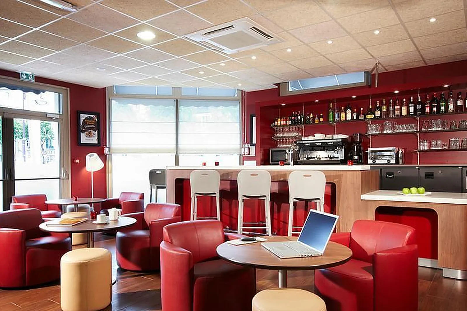 Lieux événementiels, CAMPANILE CHAVILLE ***