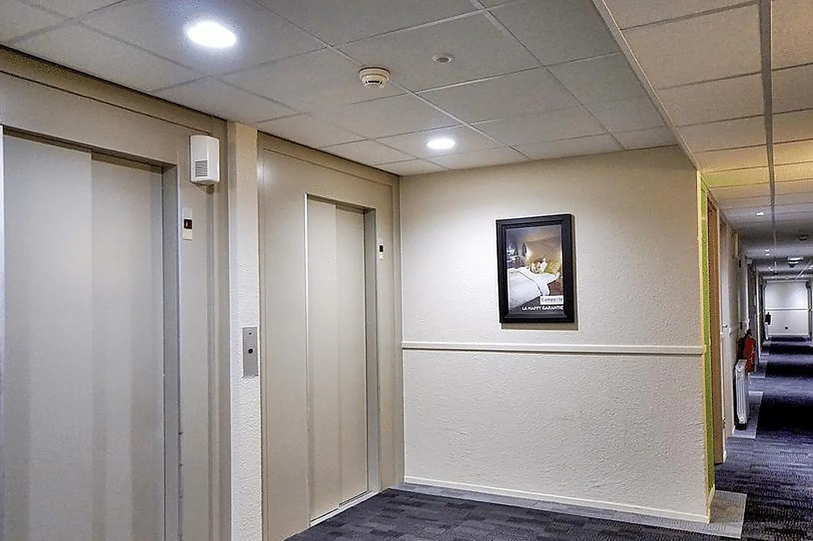 Lieux événementiels, CAMPANILE CHAVILLE ***