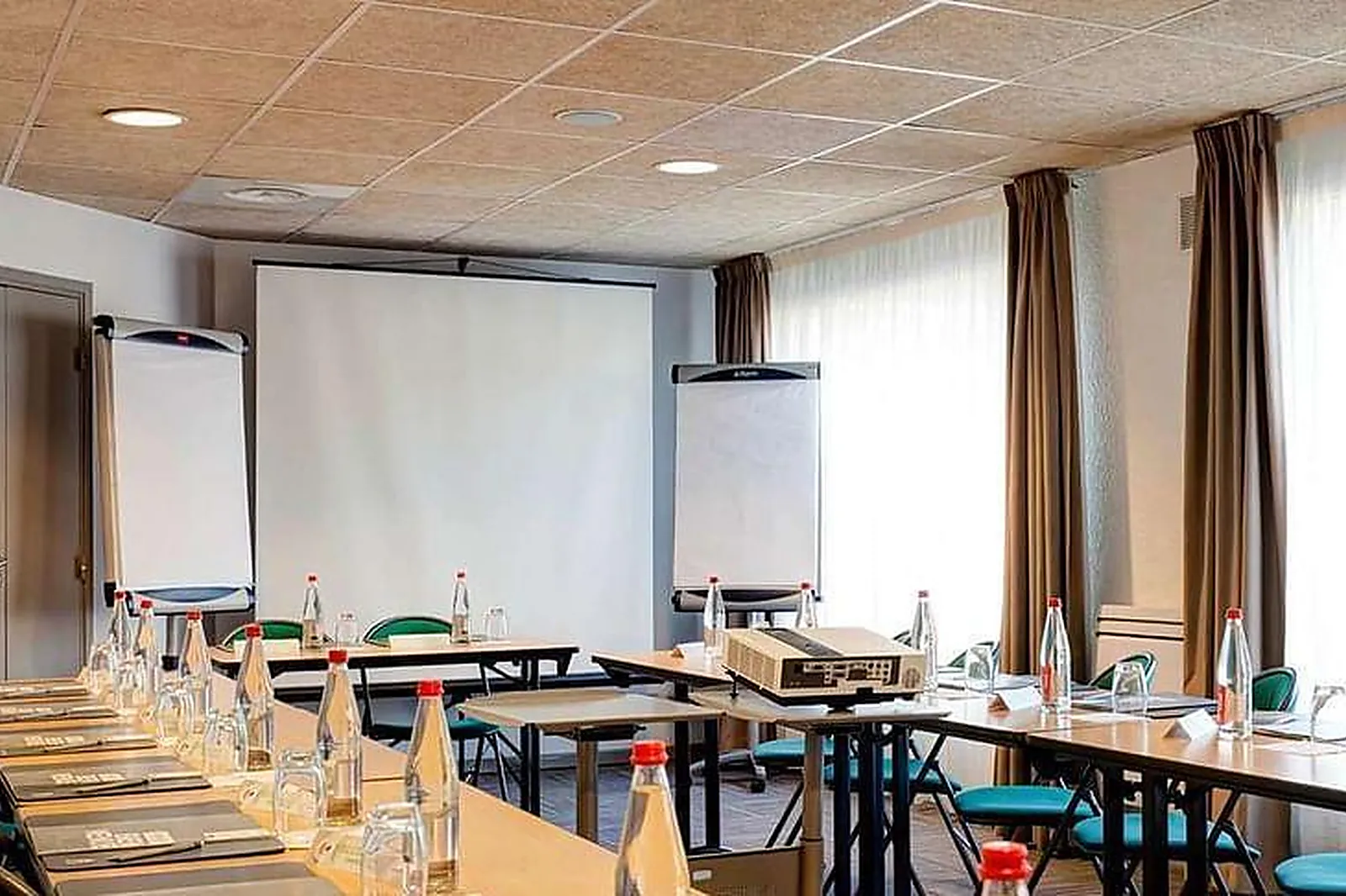 Lieux événementiels, CAMPANILE EVRY***