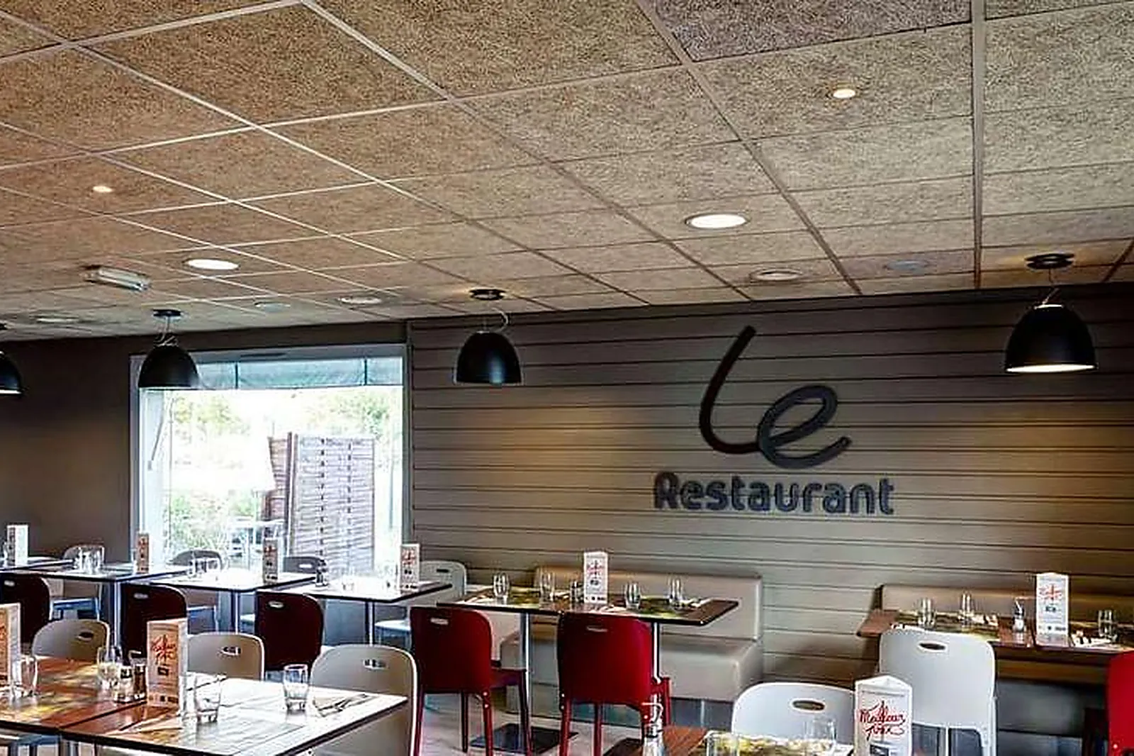 Lieux événementiels, CAMPANILE EVRY***