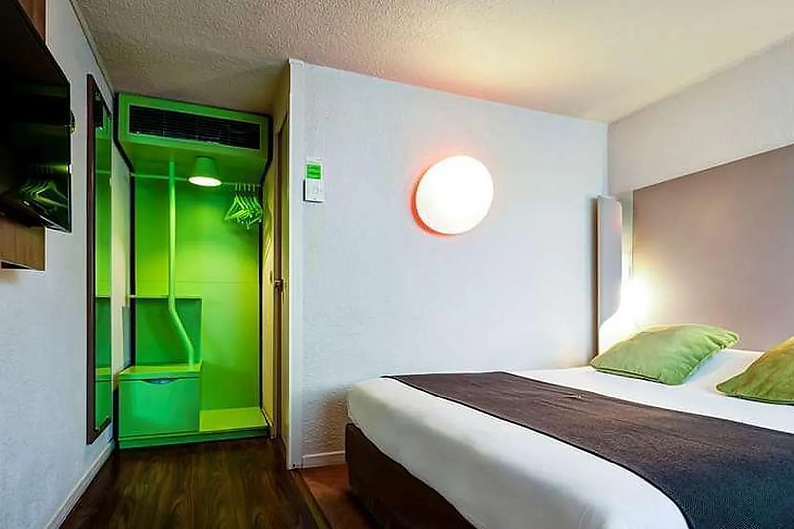 Lieux événementiels, CAMPANILE EVRY***