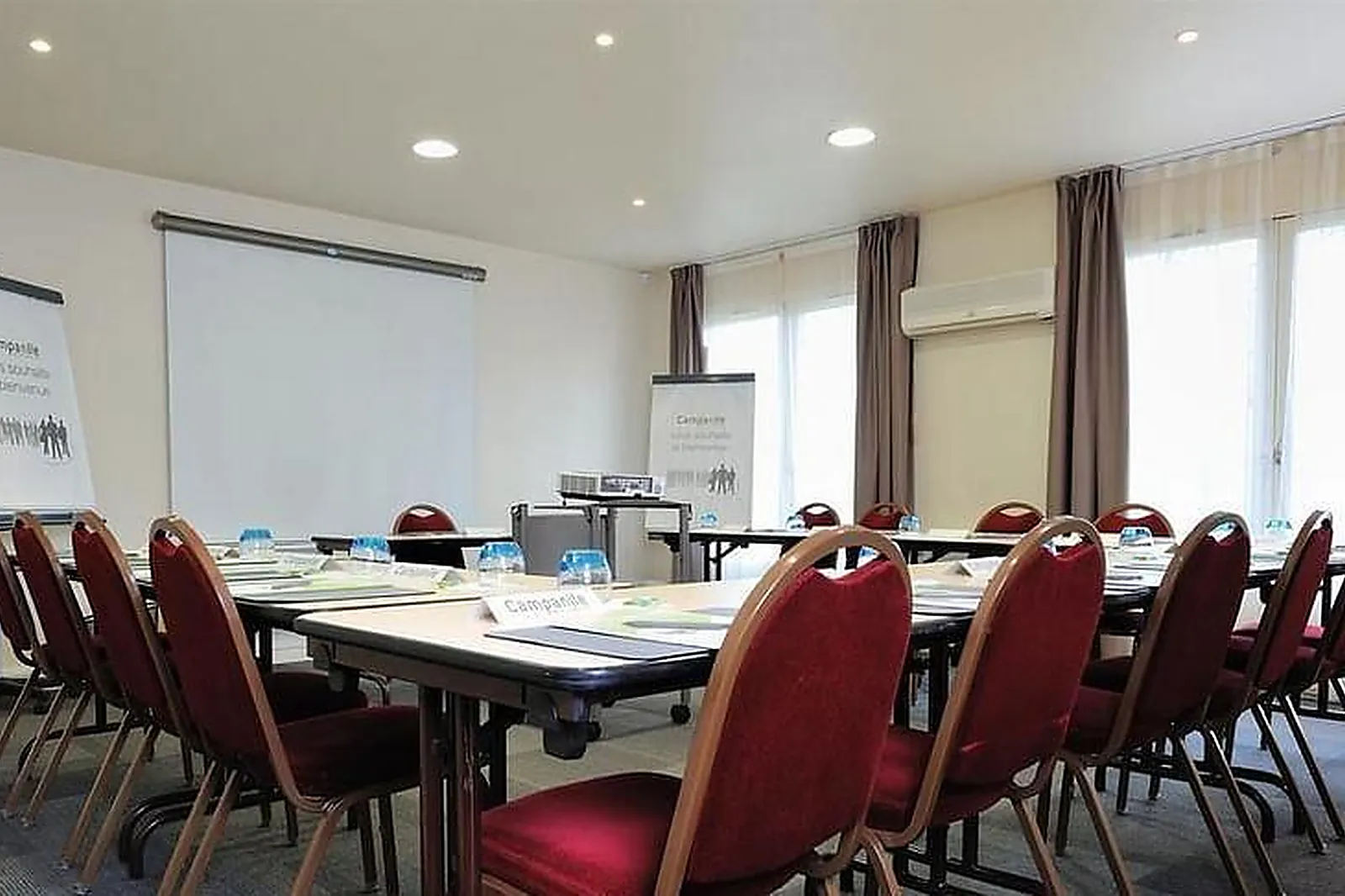 Lieux événementiels, CAMPANILE LYON EST ***