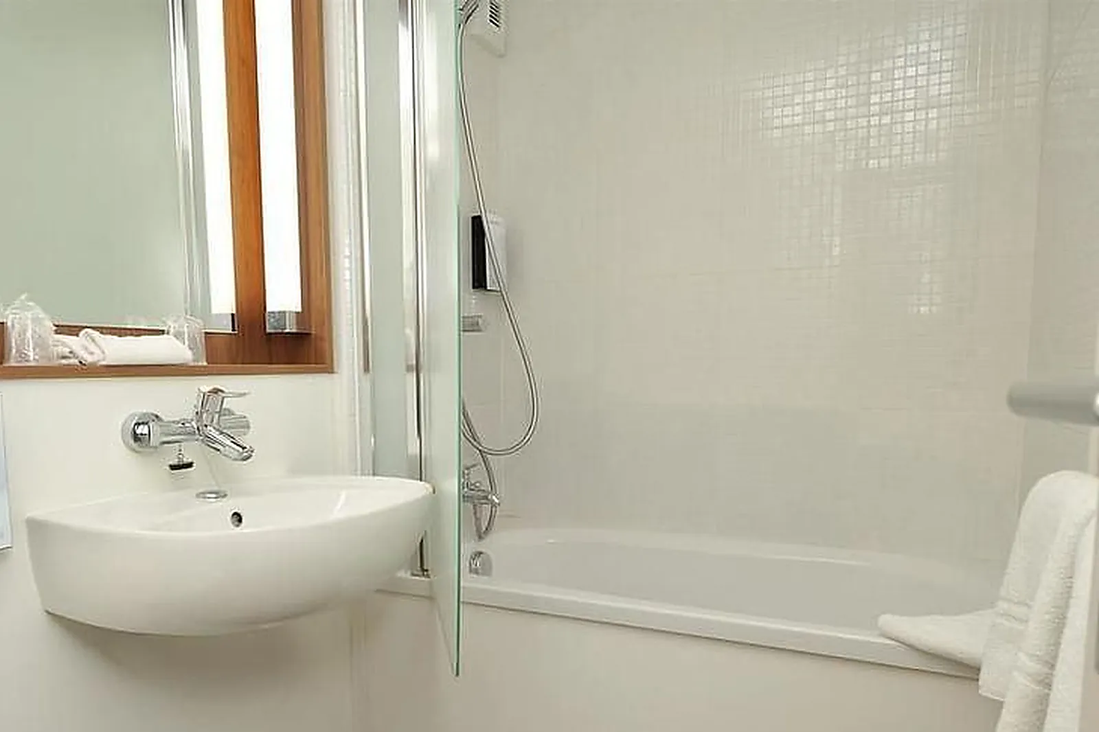 Lieux événementiels, CAMPANILE LYON EST ***