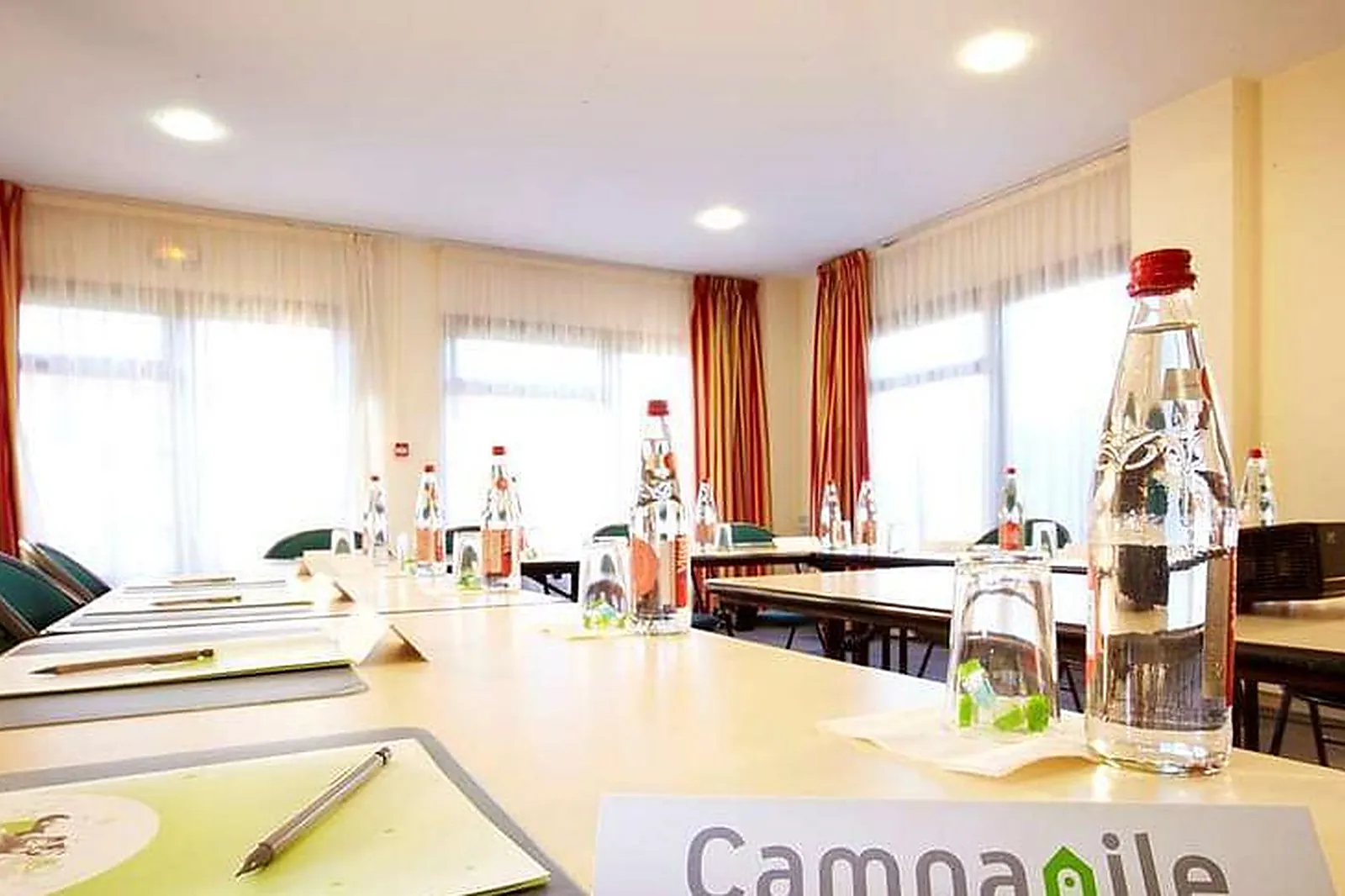 Lieux événementiels, CAMPANILE MANOSQUE***