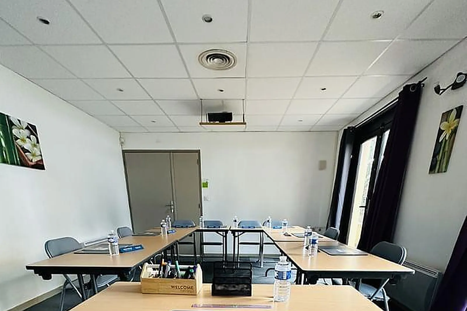 Lieux événementiels, CAMPANILE MANOSQUE***