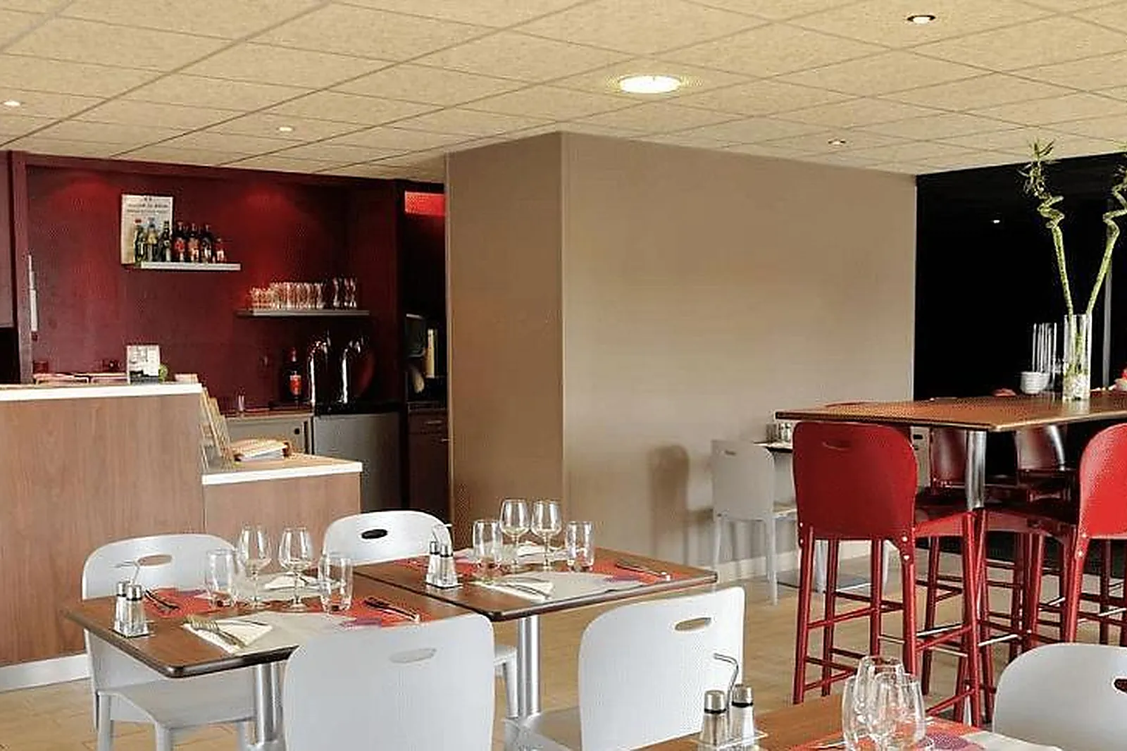 Lieux événementiels, CAMPANILE MONTELIMAR***