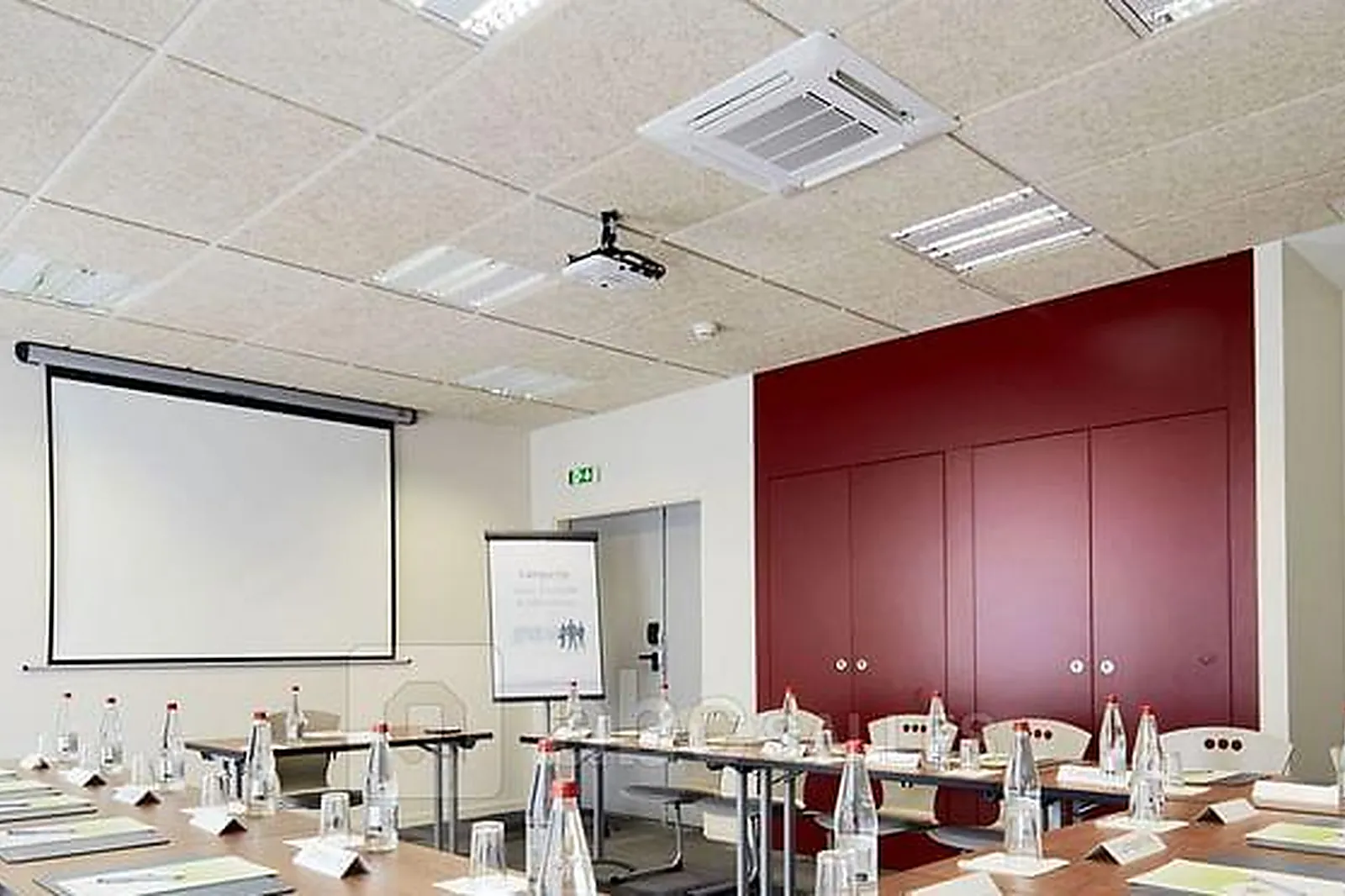 Lieux événementiels, CAMPANILE NANTERRE LA DÉFENSE***