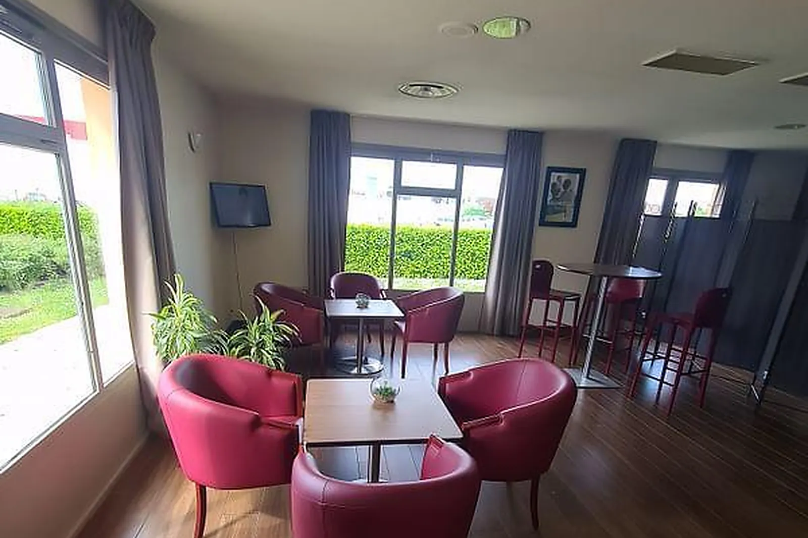 Lieux événementiels, CAMPANILE NEVERS VARENNES VAUZELLES**