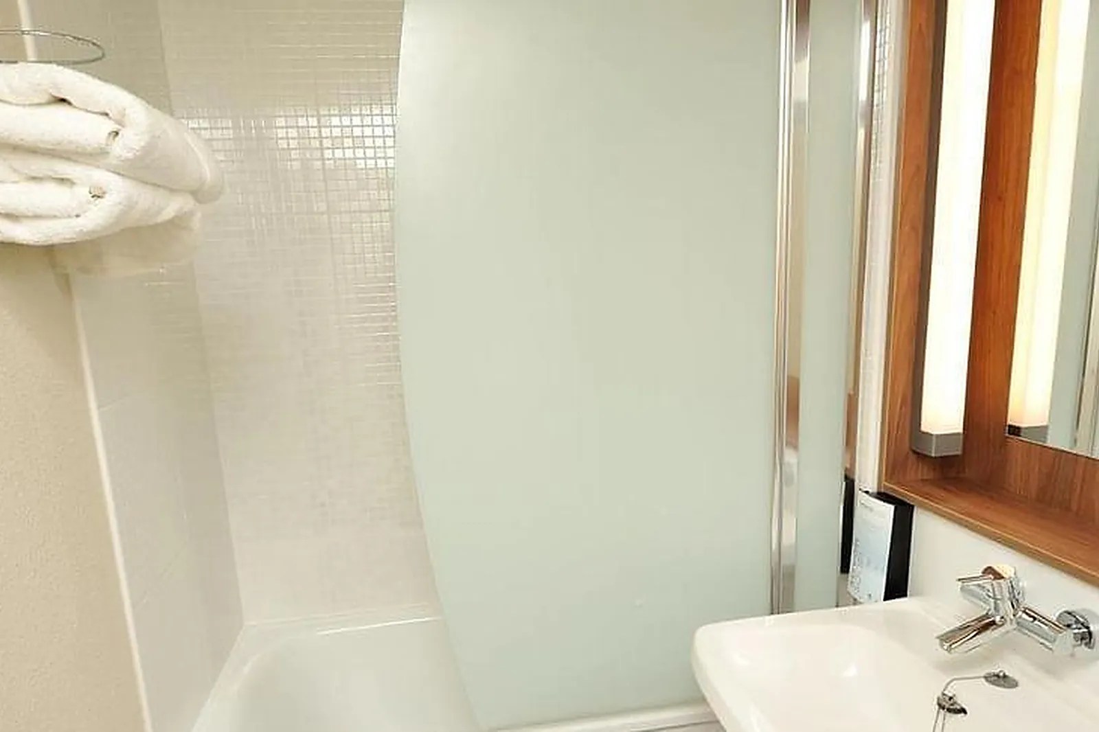 Lieux événementiels, CAMPANILE REIMS-SUD-EST TAISSY ***