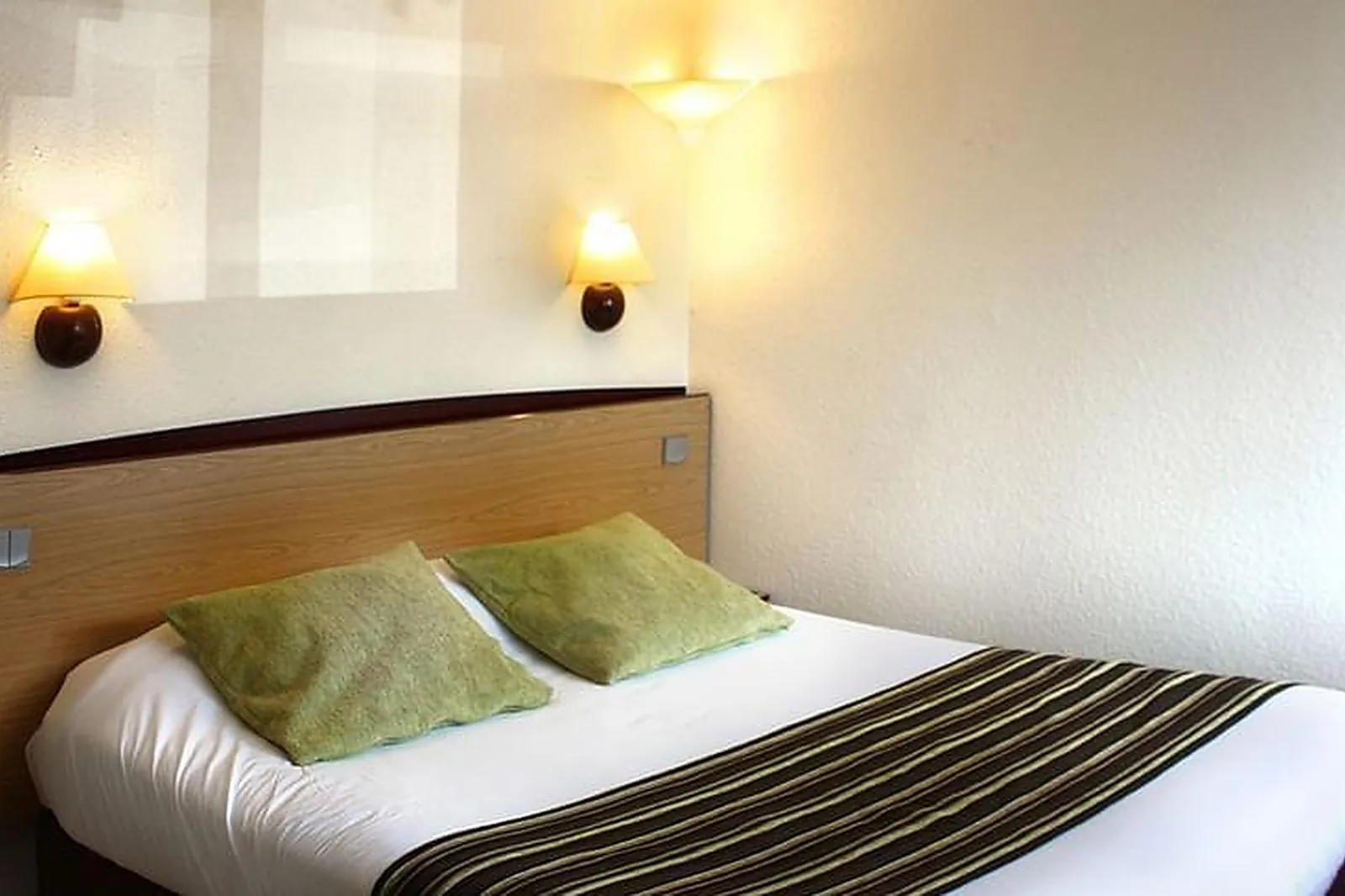 Lieux événementiels, CAMPANILE REIMS TINQUEUX ***