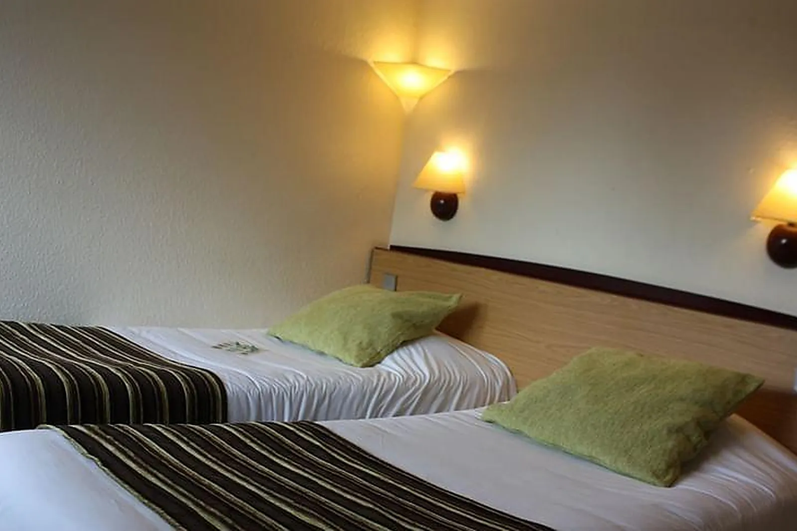 Lieux événementiels, CAMPANILE REIMS TINQUEUX ***