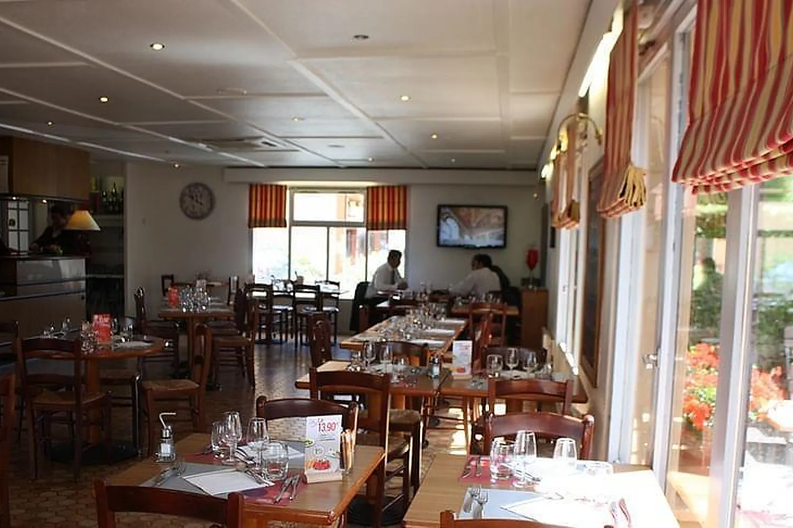 Lieux événementiels, CAMPANILE REIMS TINQUEUX ***