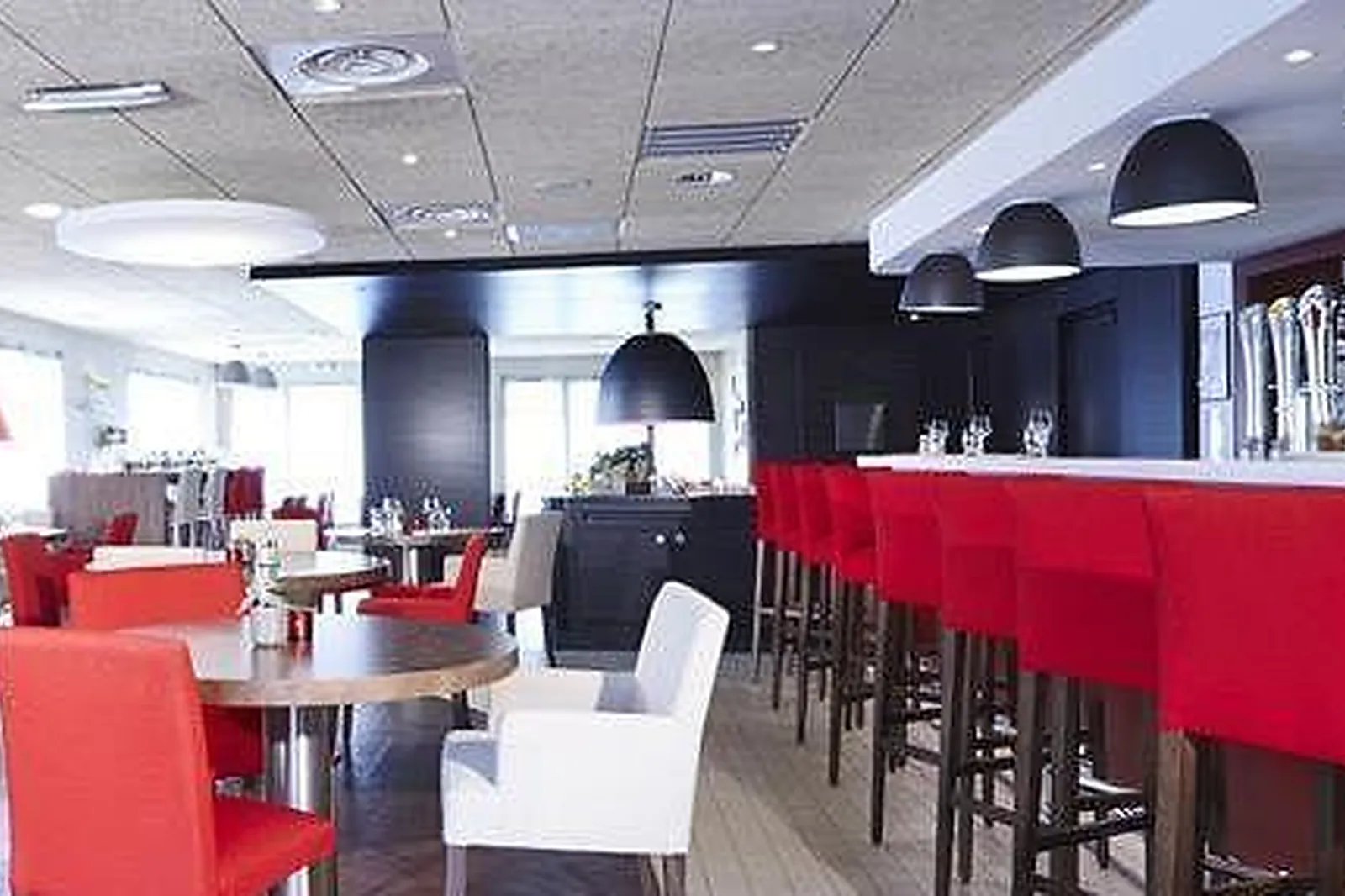 Lieux événementiels, CAMPANILE REIMS TINQUEUX ***