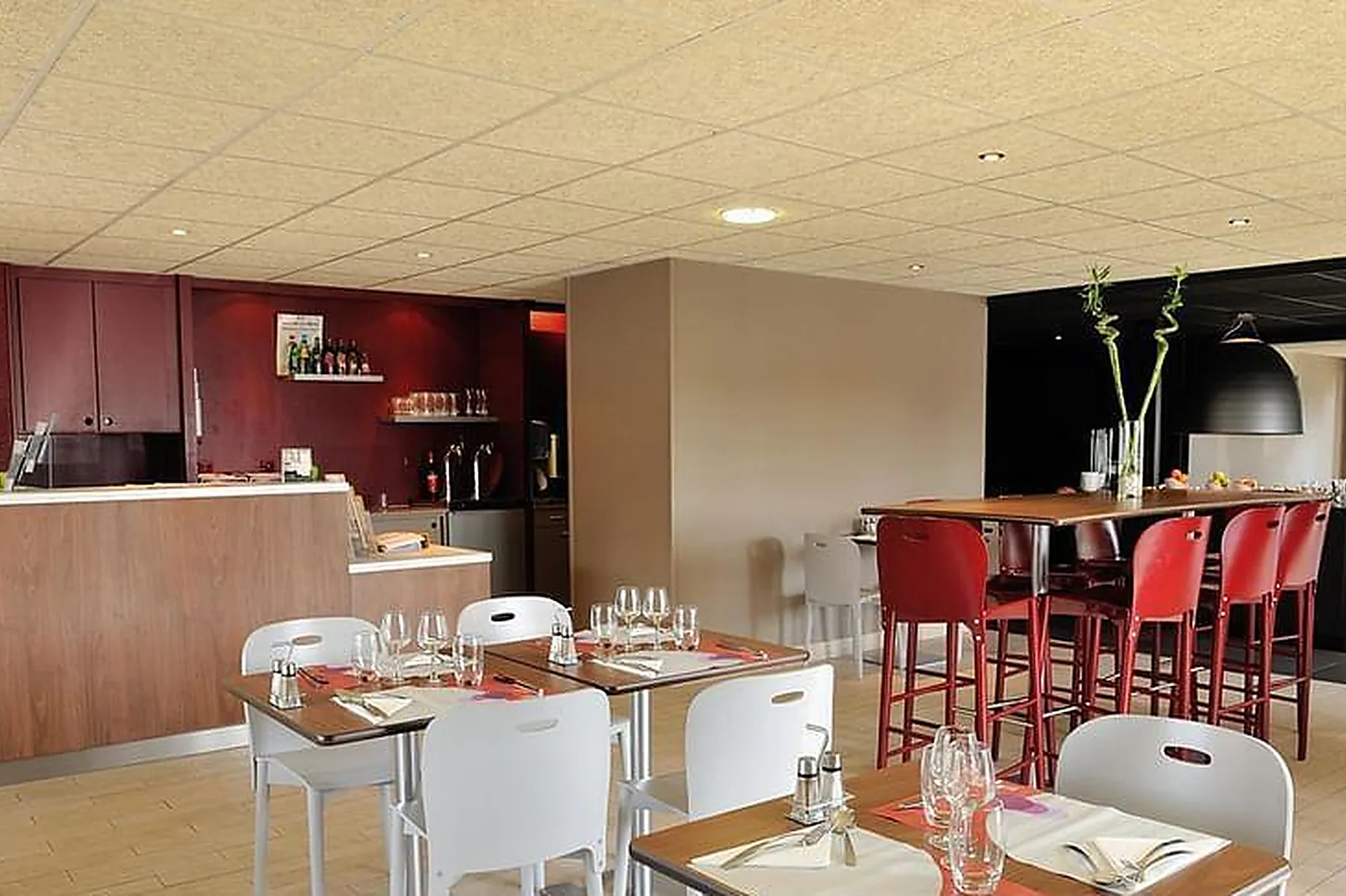 Lieux événementiels, CAMPANILE SAINT QUENTIN***