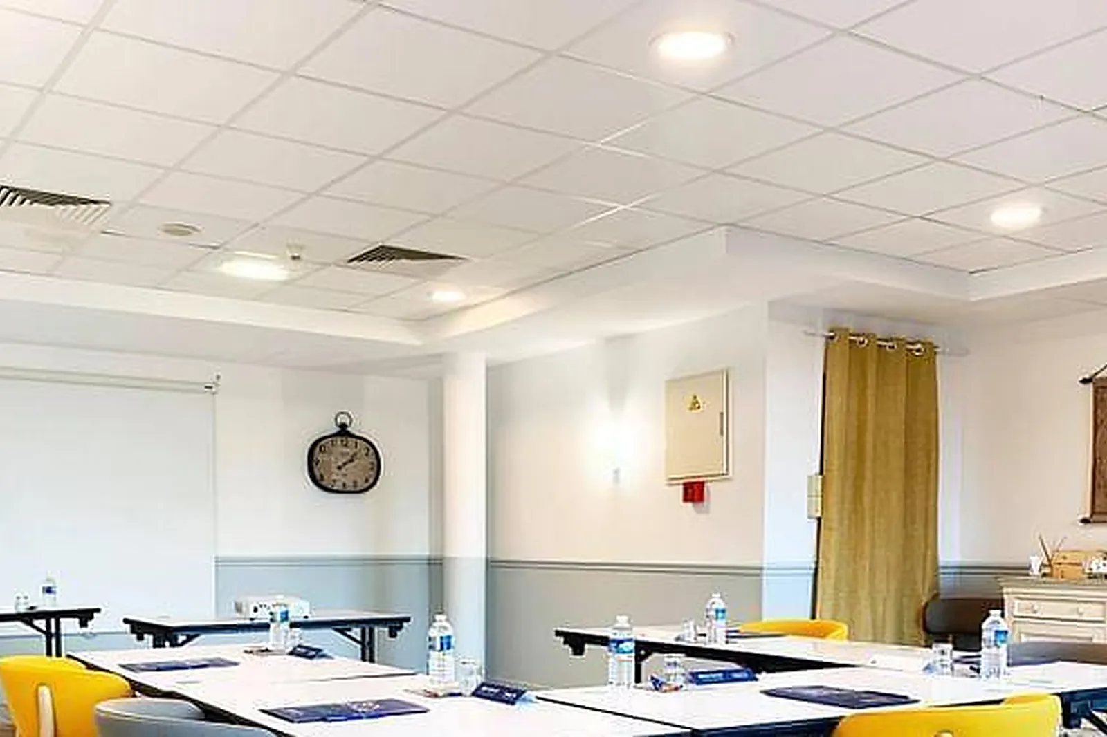 Lieux événementiels, CAMPANILE VAL DE FRANCE ***