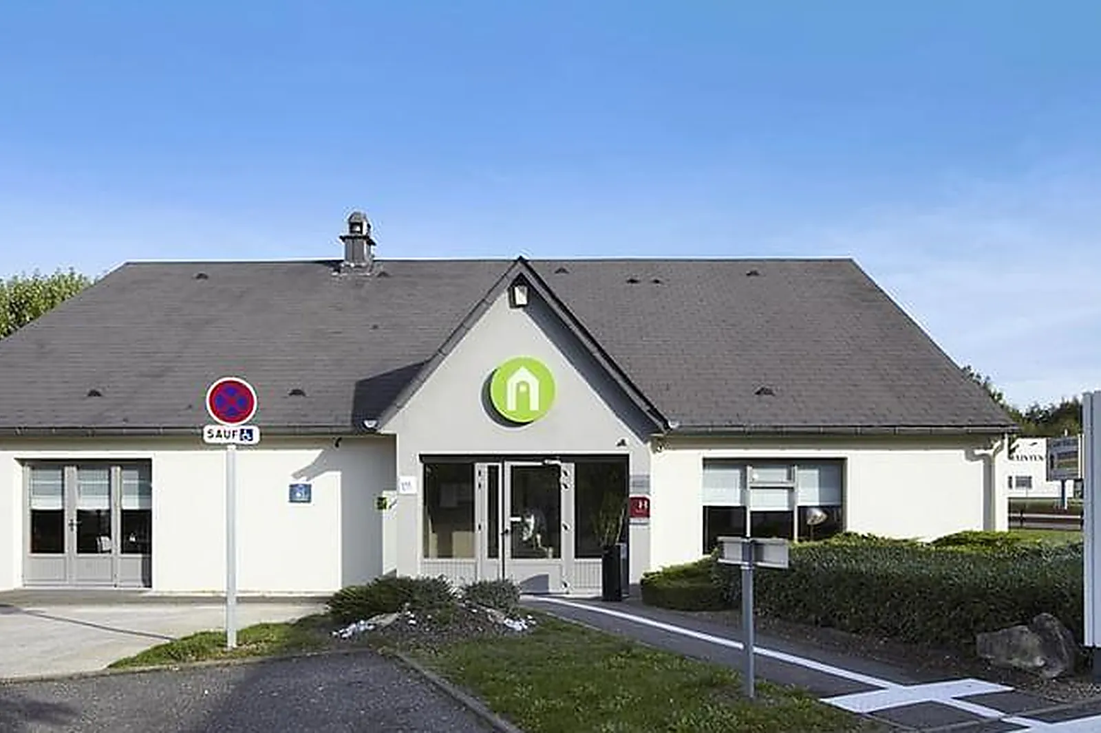 Lieux événementiels, CAMPANILE VIERZON***