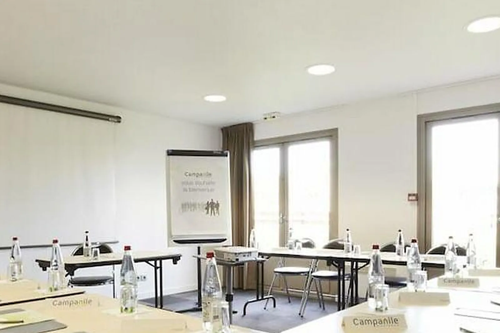Lieux événementiels, CAMPANILE VIERZON***
