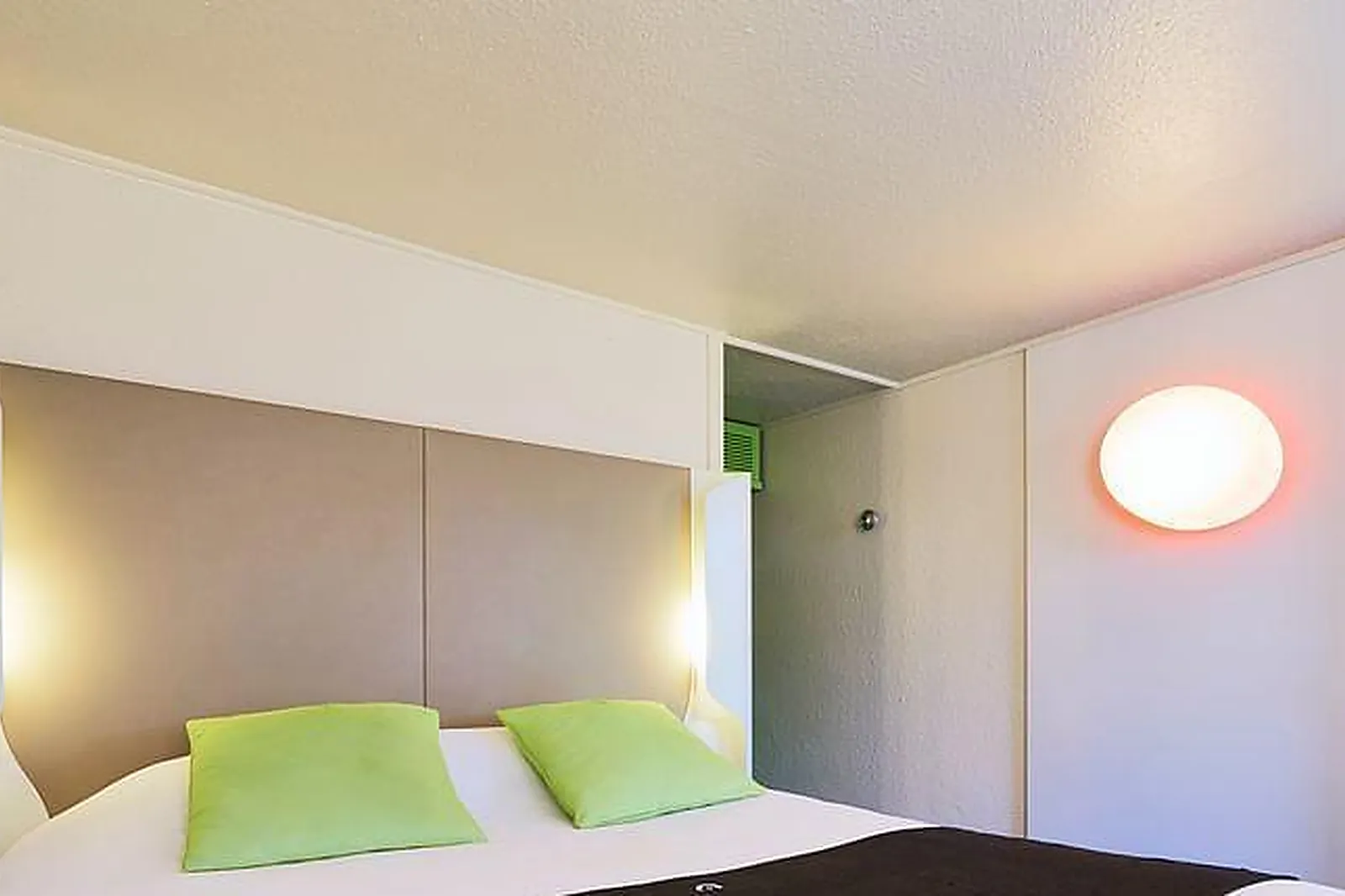 Lieux événementiels, CAMPANILE VIERZON***