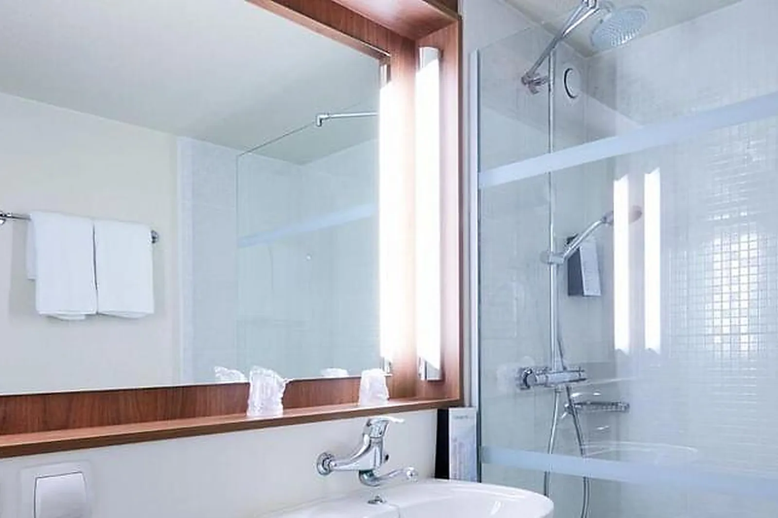 Lieux événementiels, CAMPANILE VIERZON***