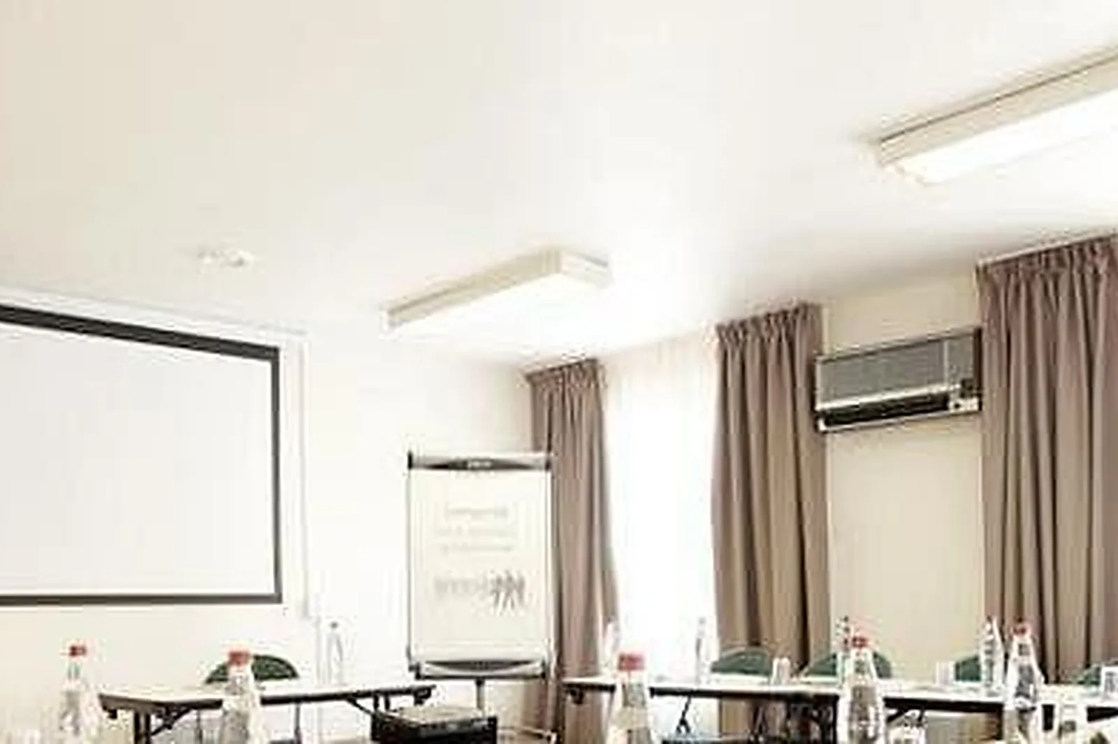 Lieux événementiels, CAMPANILE VITROLLES GRIFFON***