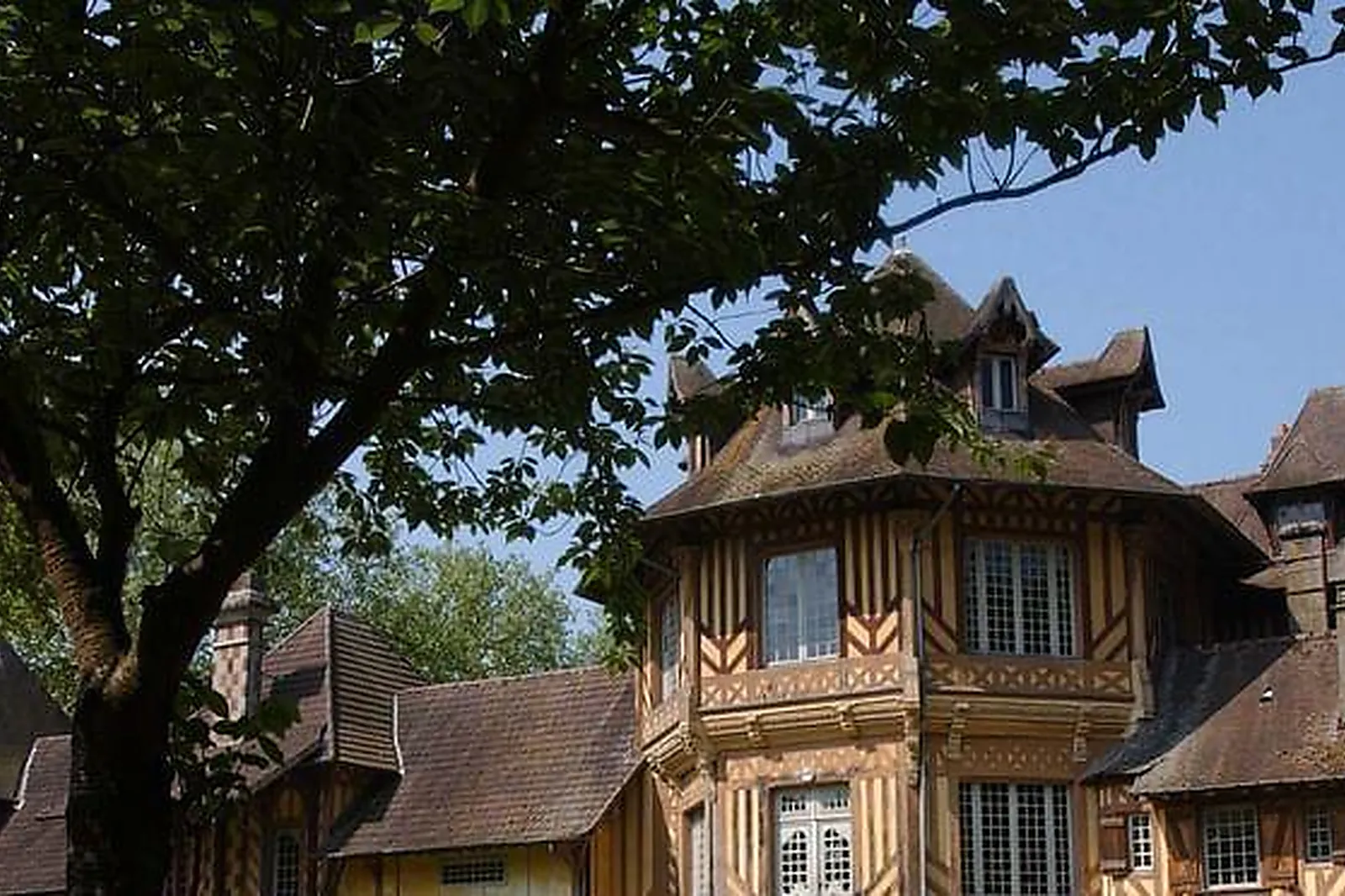 Lieux événementiels, CAMPUS SERGE KAMPF LES FONTAINES