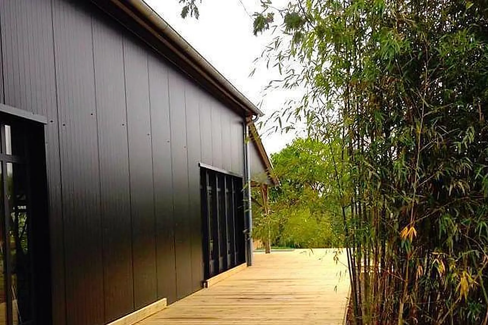 Lieux événementiels, C'EST ICI