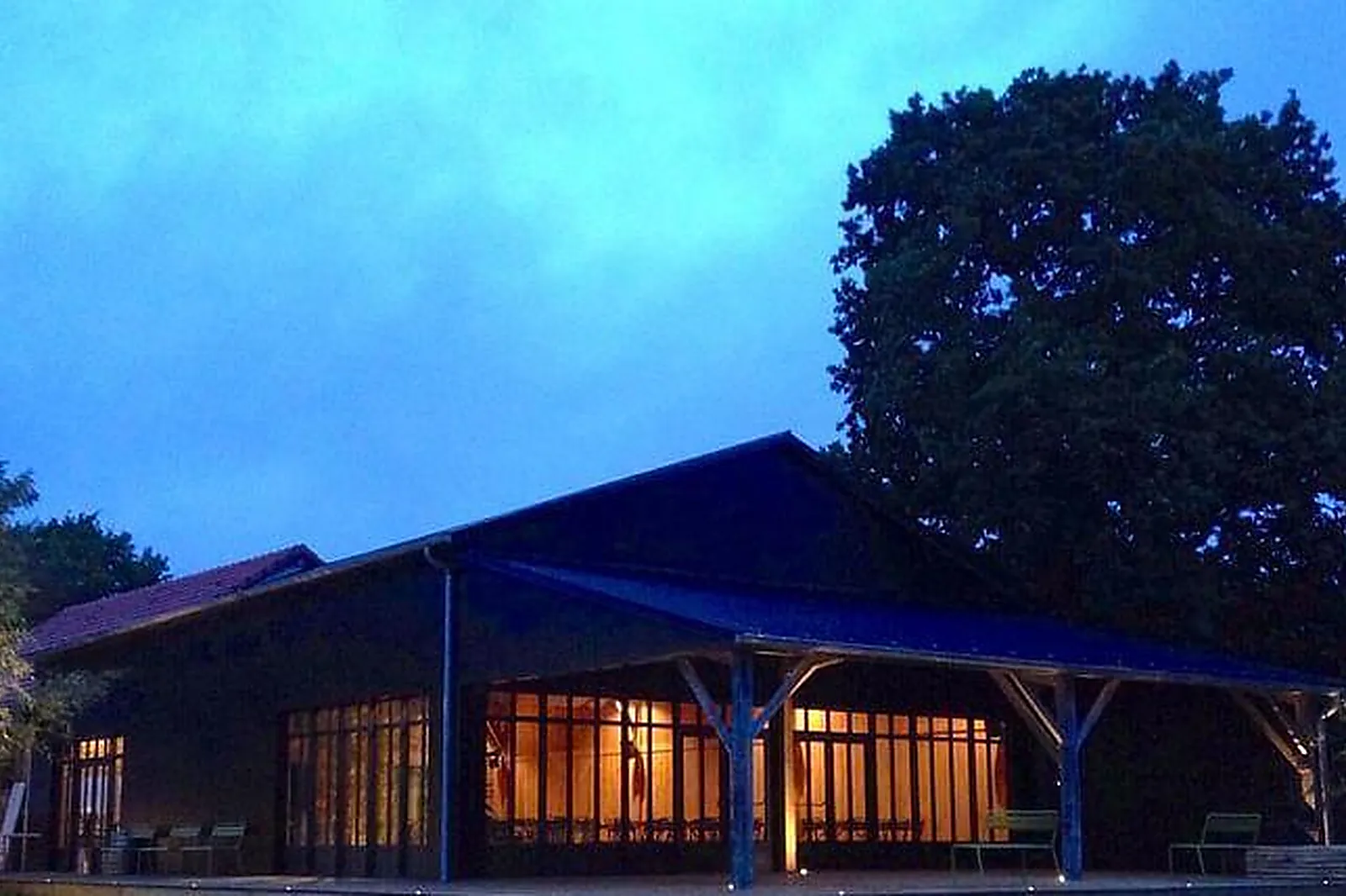 Lieux événementiels, C'EST ICI