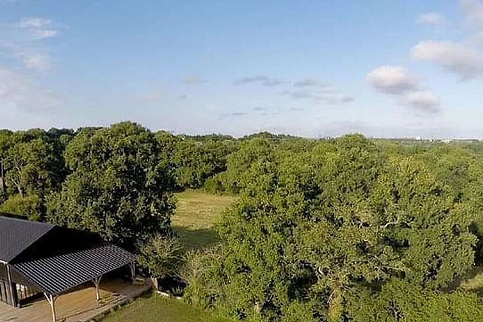 Lieux événementiels, C'EST ICI