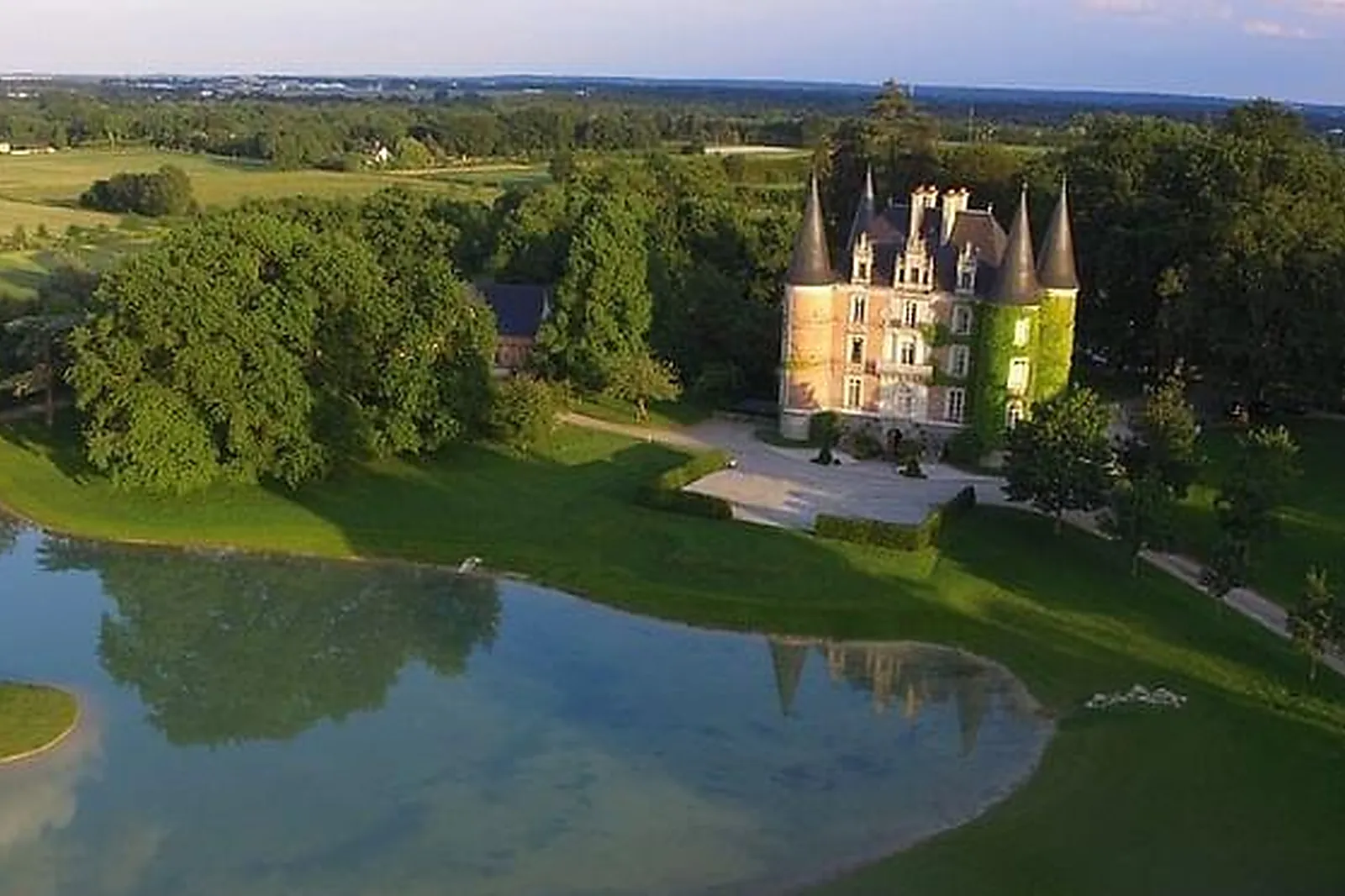 Lieux événementiels, CHATEAU D'APIGNÉ *****
